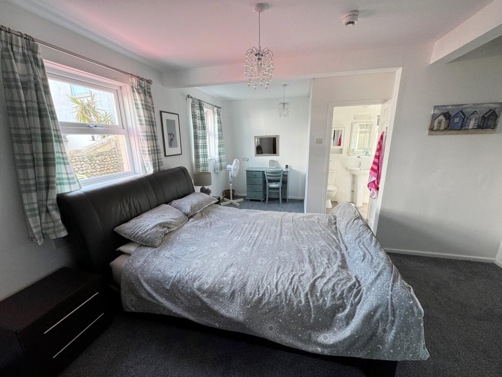 Lot: 102 - FREEHOLD GUEST HOUSE WITH 11 GUEST ROOMS AND SEPARATE OWNER'S ACCOMODATION - Bedroom with furniture and ensuite